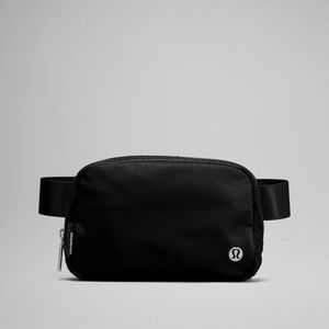 NWT lululemon 
EVERYWHERE BELT BAG 1L
Black
Size: ONE SIZE Qty: 1
142500085